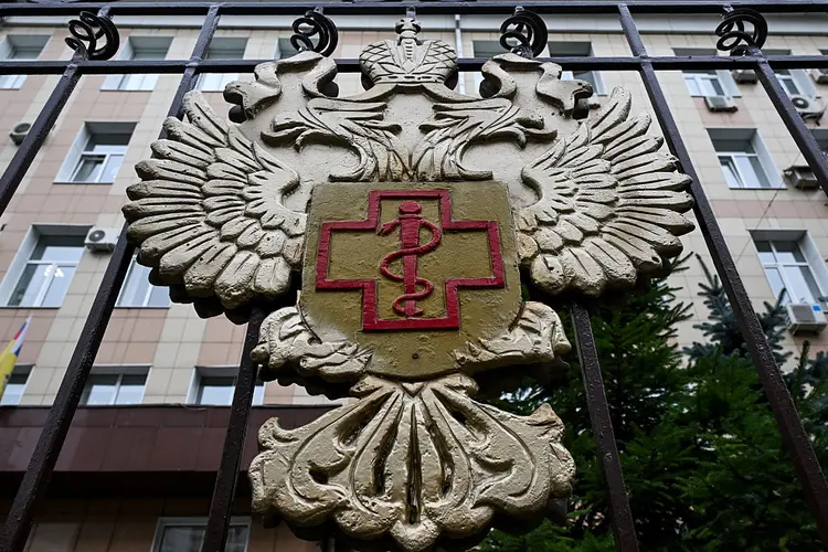 2026 年 10 月 5 日，俄罗斯消费者和健康监督机构 Rospotrebnadzor 的标志位于莫斯科其场地围栏上。Igor IVANKO/AFP—Getty Images